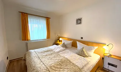 Schlafzimmer mit Doppelbett