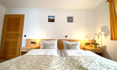 Schlafzimmer mit Doppelbett