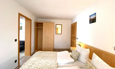 Schlafzimmer mit Doppelbett