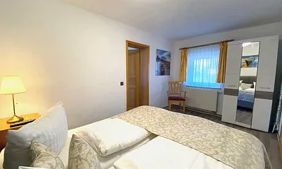 Schlafzimmer mit Doppelbett