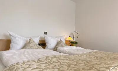 Schlafzimmer mit Doppelbett