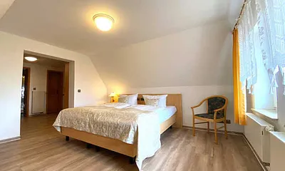 Schlafzimmer mit Doppelbett