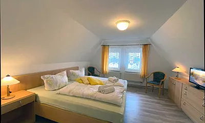 Schlafzimmer mit Doppelbett