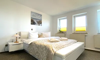 Schlafzimmer mit Doppelbett