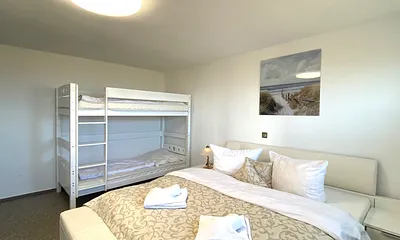 Schlafzimmer mit Doppelbett und Hochbett