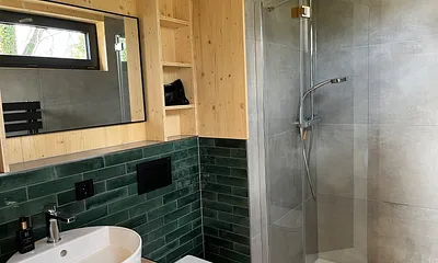 Badezimmer mit Dusche und WC