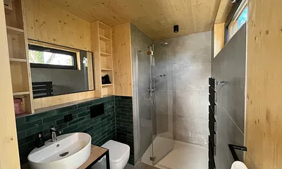 Badezimmer mit Dusch und WC