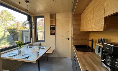 Küchenzeile mit Esstisch 