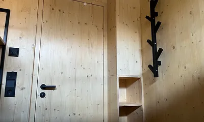 Kinderzimmer Regal und Garderobe