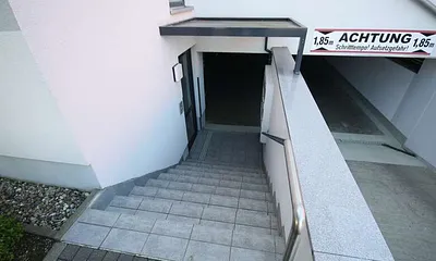 Hauszugang und Einfahrt in die Tiefgarage