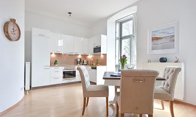 Wohnbereich mit Küche und Esstisch