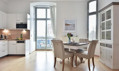 Küche mit Balkonzugang