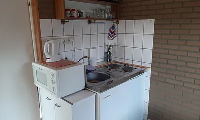 Miniküche mit Kühlschrank mit Eisfach