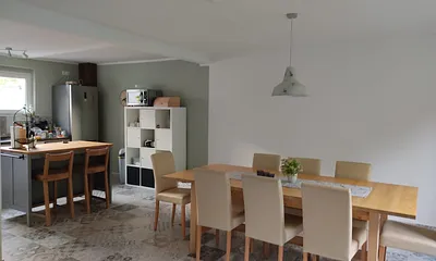 Esstisch mit Blick zur Küche