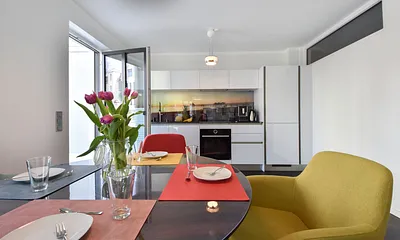 Wohnbereich mit Esstisch und Küchenzeile