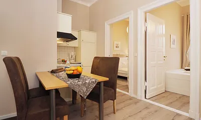 offene Küche mit separaten Esstisch