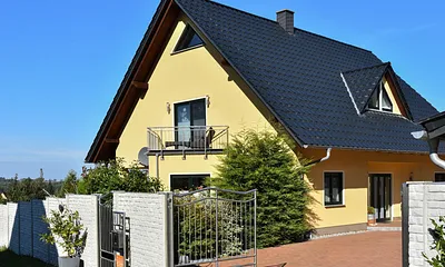 Einfahrt zum Grundstück mit Parkplätzen