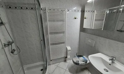 Toilette und  Dusche