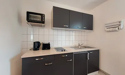 Küche mit 2Plattenherd, Kühlschrank, Minibackofen, Toaster, Wasserkocher, Kaffeemaschine
