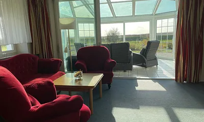 Wohnzimmer mit angrenzendem Wintergarten