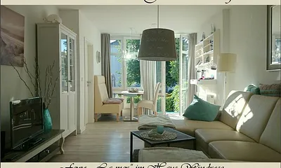 Wohnzimmer mit Schlafcoach für 2 Kinder, Smart-TV u. Kabelfernsehn, kleine Anlage