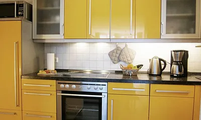 Kochnische mit Backofen, Spülmaschine, Kühlschrank mit Gefrierfach, Mikrowelle usw.
