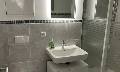 Badezimmer mit Dusche 