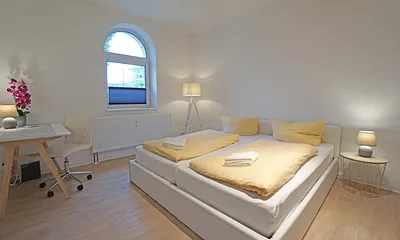 Schlafzimmer mit Doppelbett