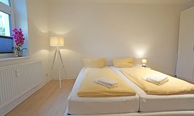Schlafzimmer mit Doppelbett