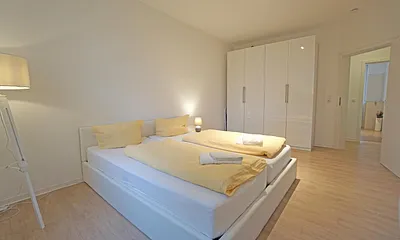 Schlafzimmer mit Doppelbett