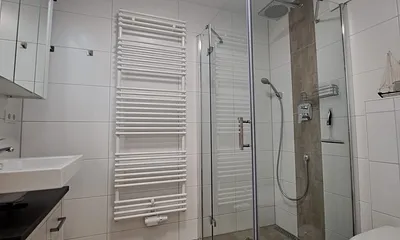 Badezimmer mit Dusche und WC