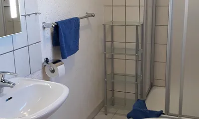 Bad mit Dusche und WC