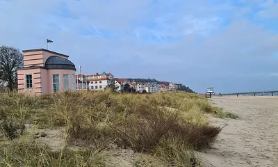 Strand mit Pavillion und Seebrücke