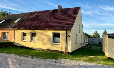 Hofauffahrt mit Parkplatz 