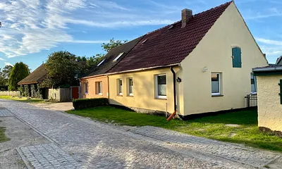 Straße mit Blick auf das Haus