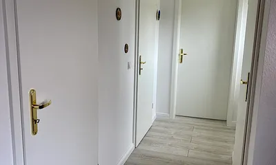 Flur mit Zugang zu den Bädern und Kinderzimmer