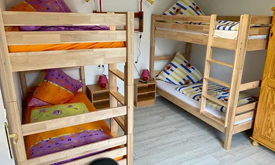 Kinderzimmer mit 2 Doppelstockbetten und TV