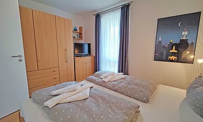 Schlafzimmer mit Doppelbett