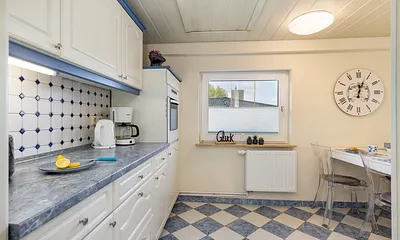 Die separate Küche ist ausgestattet mit Geschirrspüler ... 