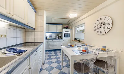 ... Ceranfeld, Backofen, Mikrowelle, Geschirr etc.