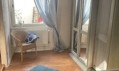 Schlafzimmer mit großem Doppelbett