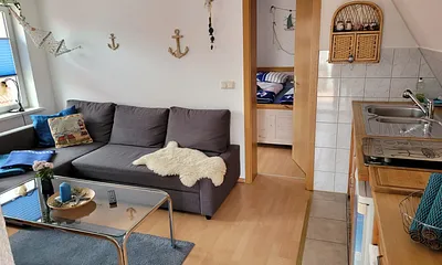 Wohnzimmer mit offener Küche