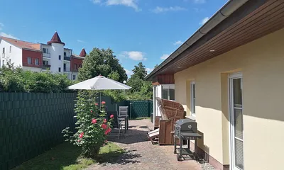 Terrasse mit Sitzmöglichkeiten, Strandkorb, Kohlegrill und Sonnenschirm