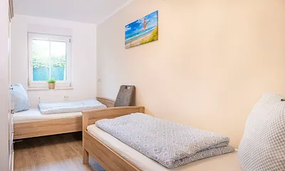 Kleines Schlafzimmer mit zwei Einzelbetten