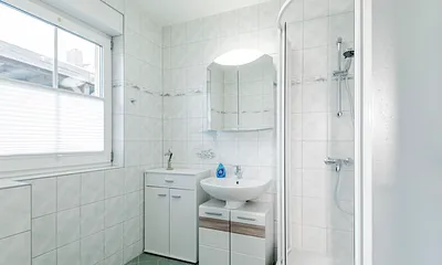 Bad mit Dusche und WC