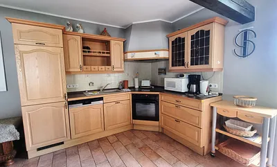 Küchenzeile mit Backofen, Spülmaschine, großer Kühlschrank mit Gefrierfach, Mikrowelle