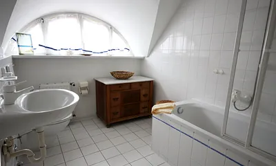 Tageslichtbad mit Badewanne und Handtuchwärmer