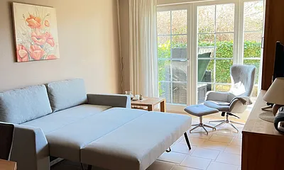 Wohnraum mit offener Aufbettungscouch