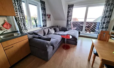 Wohnbereich mit Blick zum Balkon