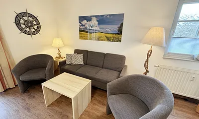 Wohnbereich mit Couch, Couchtisch, Flachbild – TV